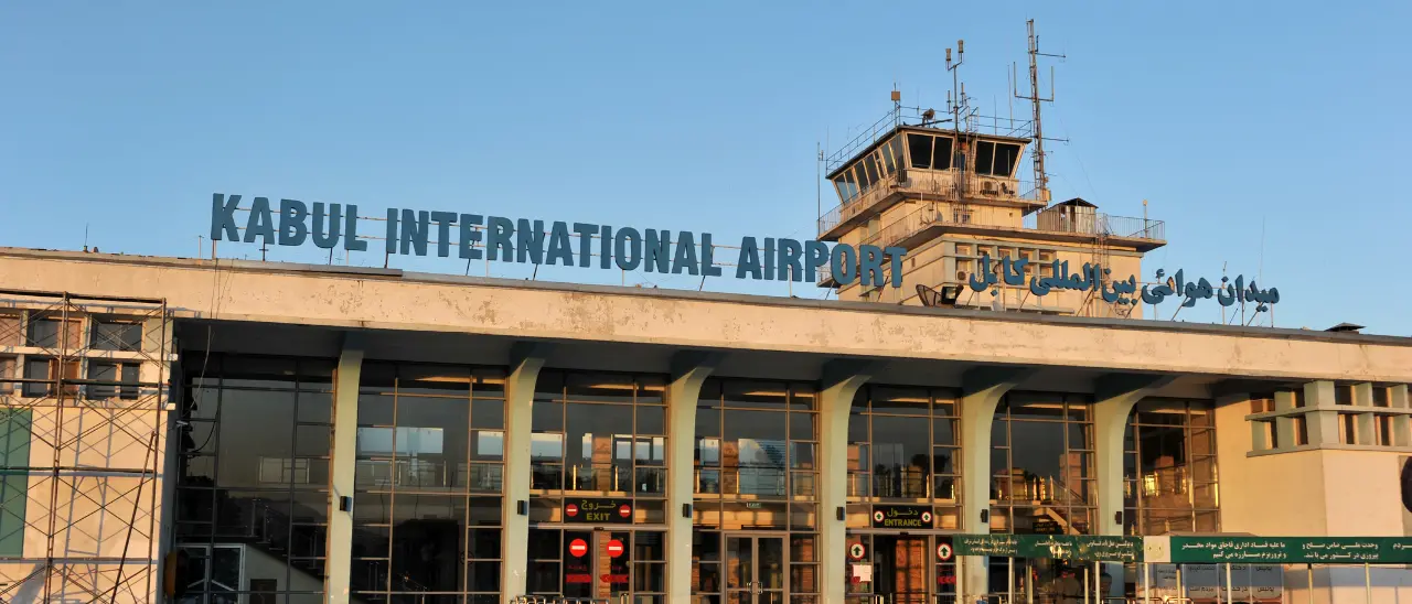 I talebani prendono Kabul, caos all’aeroporto con migliaia di persone che cercano di fuggire