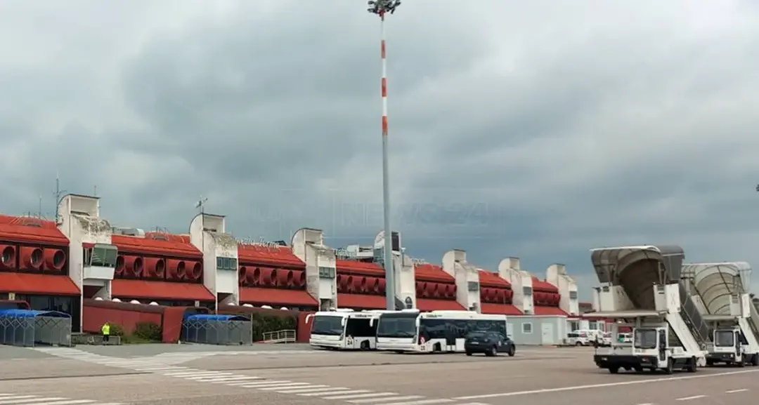 Pilota canaidair accoltellato davanti all’aeroporto di Lamezia, è grave:\u00A0caccia all’aggressore\n