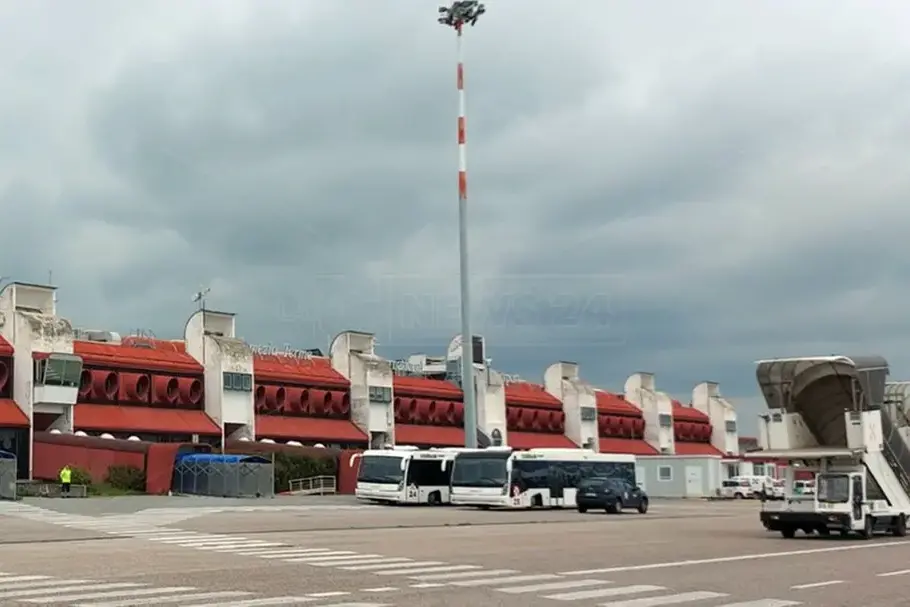 Pilota canaidair accoltellato davanti all’aeroporto di Lamezia, è grave:\u00A0caccia all’aggressore\n