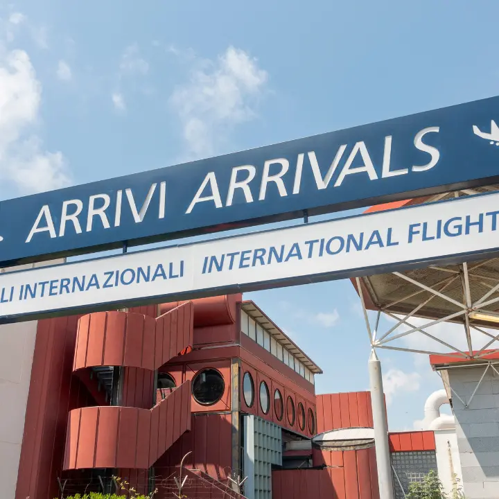 Pilota canadair accoltellato davanti all’aeroporto di Lamezia, è grave:\u00A0caccia all’aggressore\n