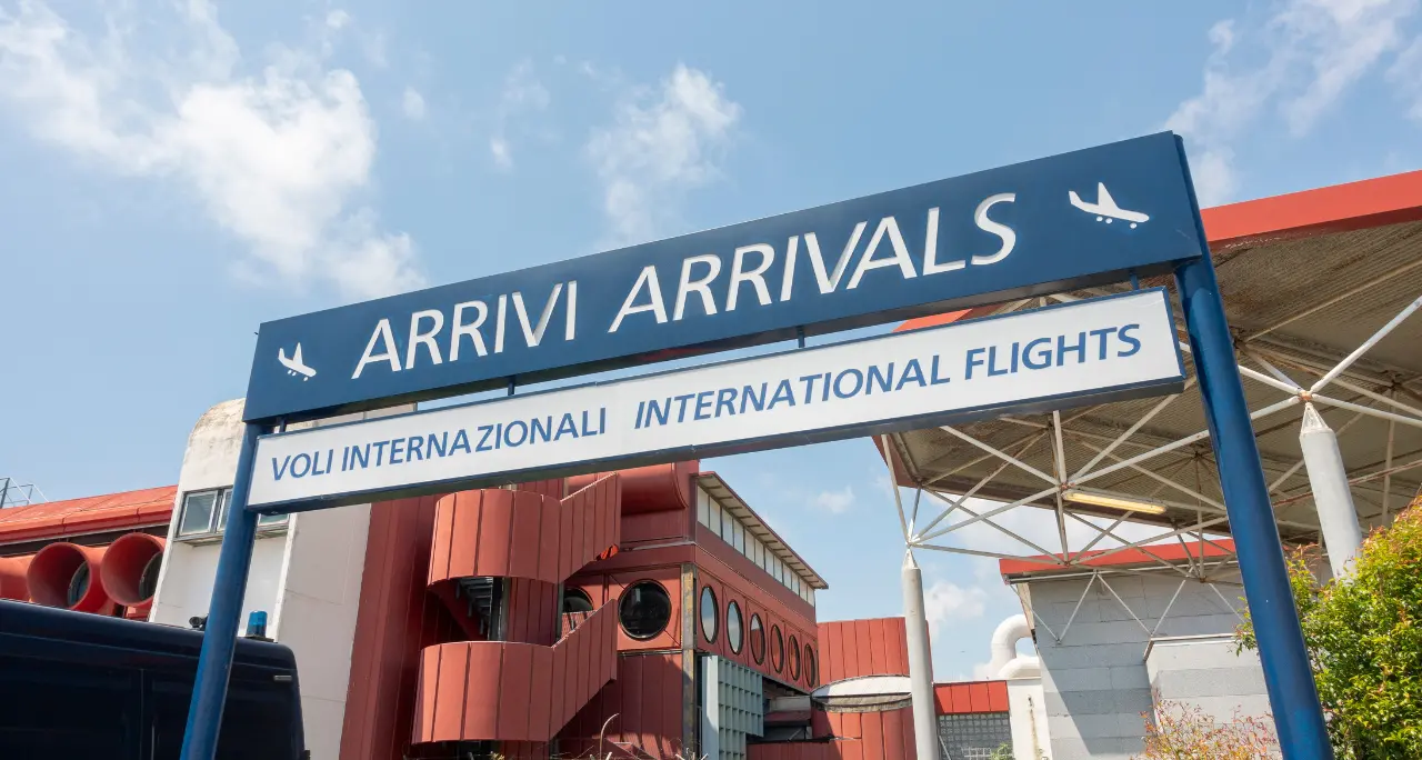 Pilota canaidair accoltellato davanti all’aeroporto di Lamezia, è grave:\u00A0caccia all’aggressore\n