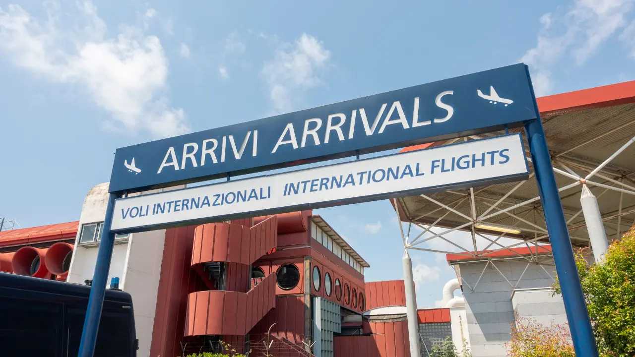 Pilota canadair accoltellato davanti all’aeroporto di Lamezia, è grave:\u00A0caccia all’aggressore\n