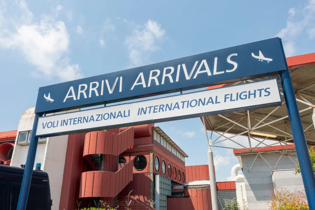 <p>Pilota canadair accoltellato davanti all’aeroporto di Lamezia, è grave: caccia all’aggressore</p>