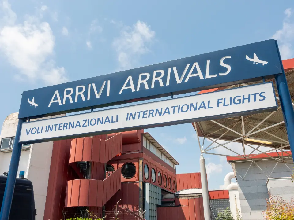 Pilota canadair accoltellato davanti all’aeroporto di Lamezia, è grave: caccia all’aggressore
