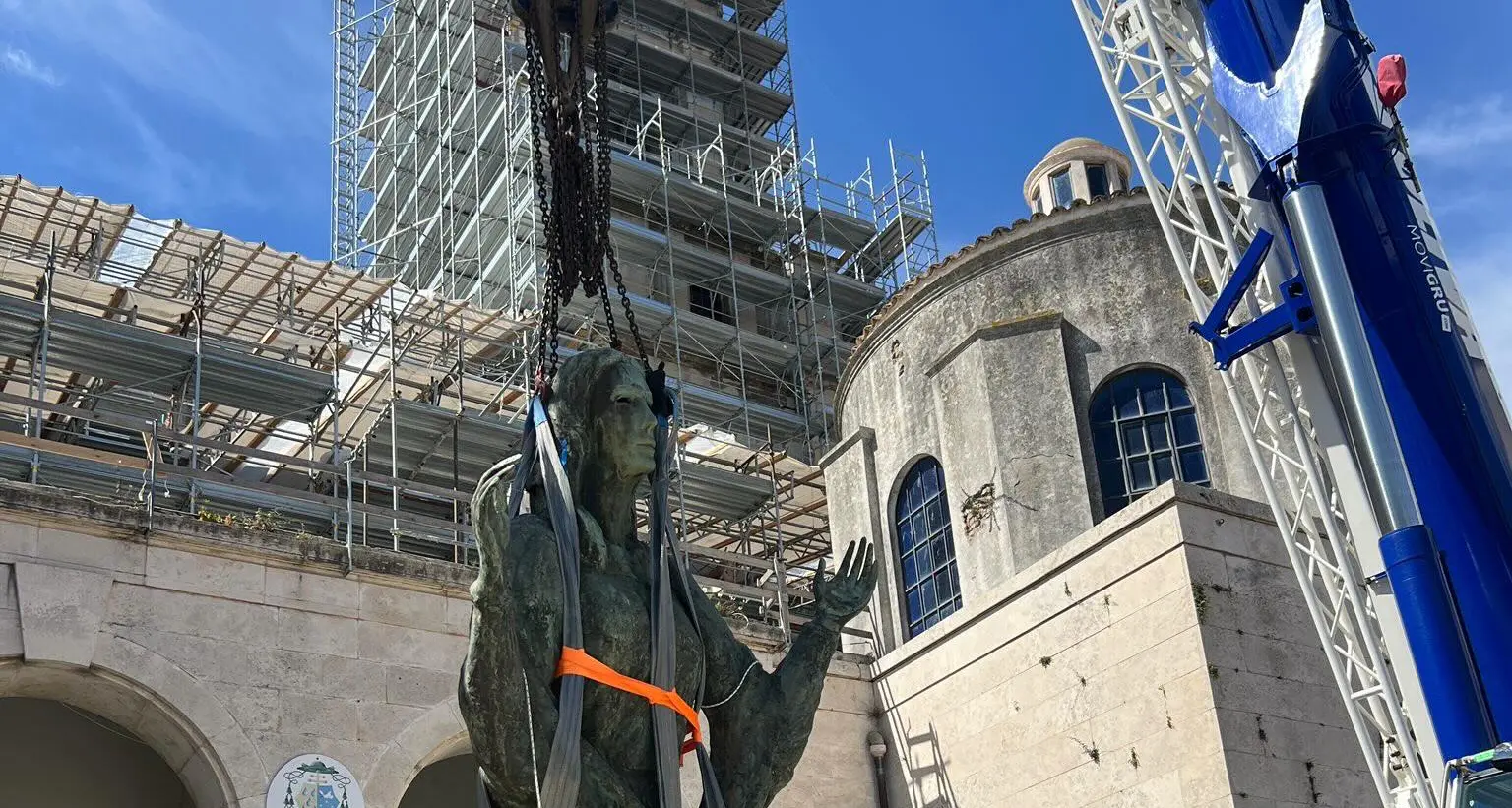 Catanzaro, la statua della Madonna del Duomo torna a terra: procedono le operazioni di restauro\n