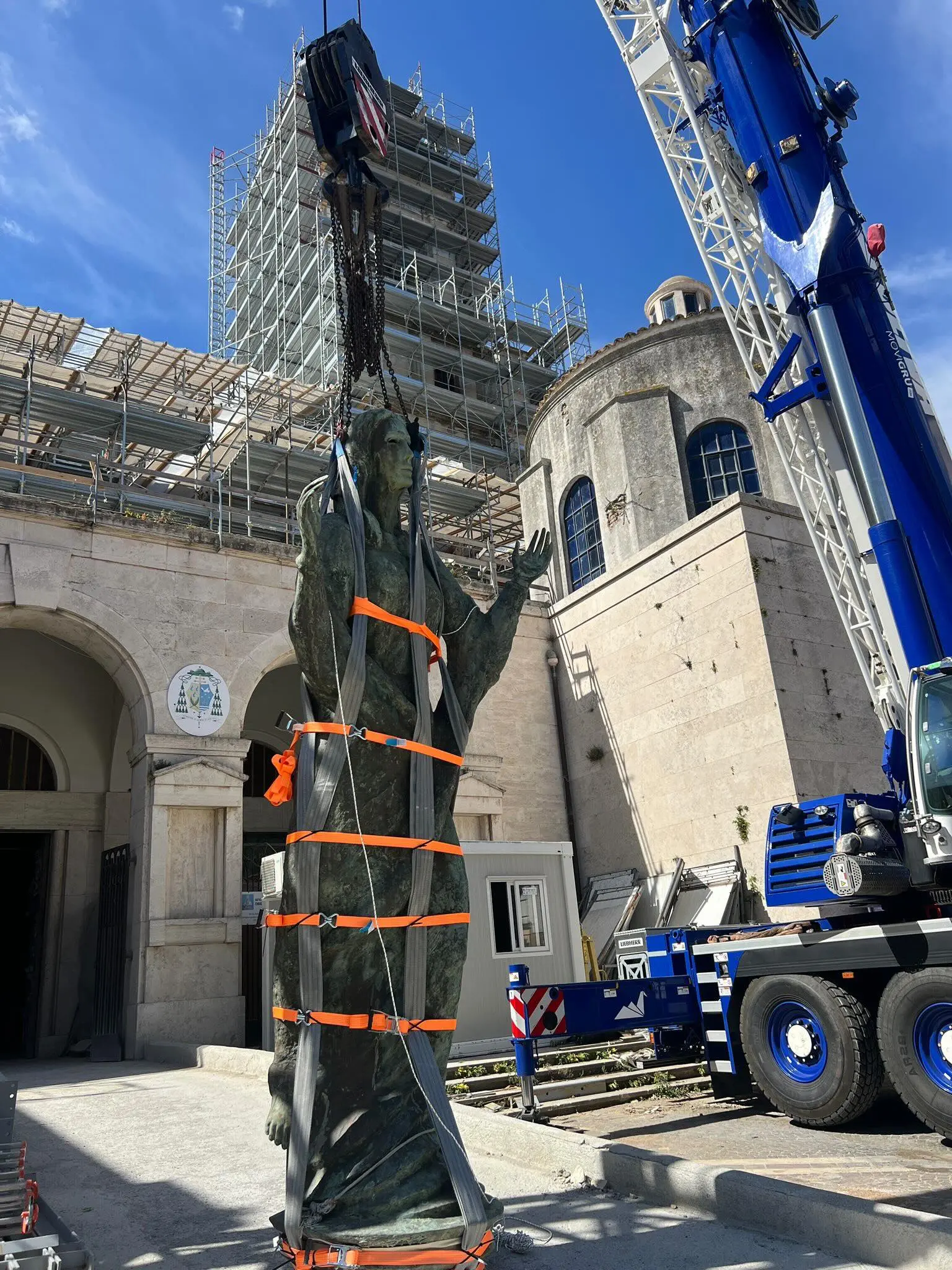 Catanzaro, la statua della Madonna del Duomo torna a terra: procedono le operazioni di restauro\n