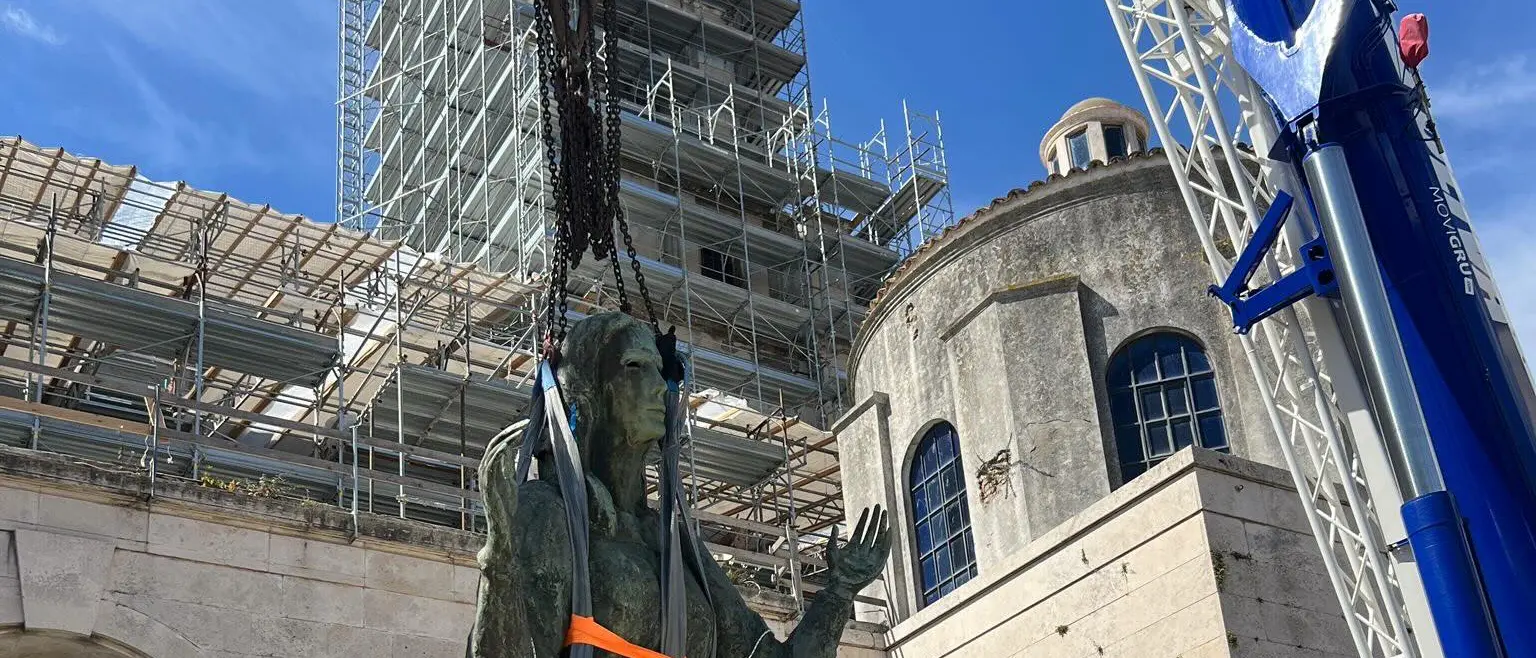Catanzaro, la statua della Madonna del Duomo torna a terra: procedono le operazioni di restauro\n