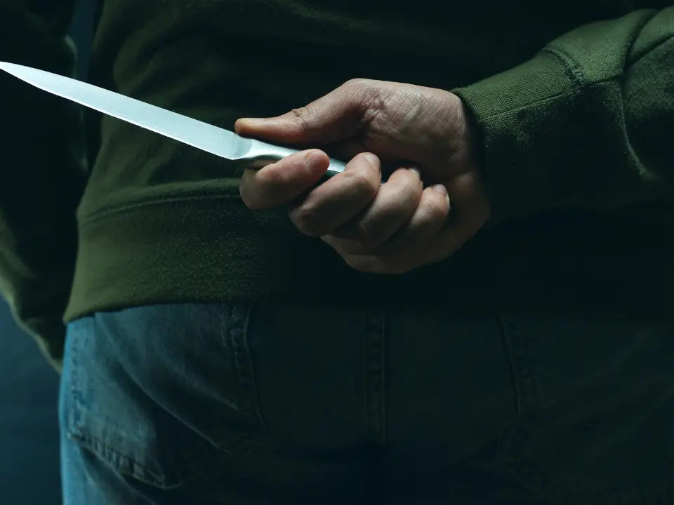 Accoltellato al collo e alla spalla il pilota all’aeroporto di Lamezia Terme: non è in pericolo di vita