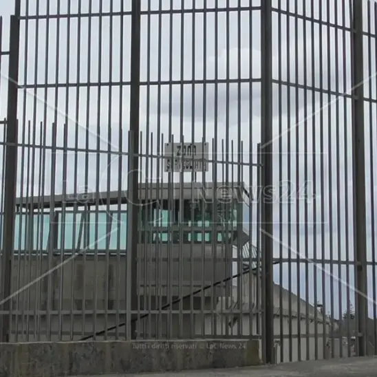 Disordini nel carcere di Catanzaro, Osapp lancia l’allarme: «Possibile regia della criminalità organizzata»\n