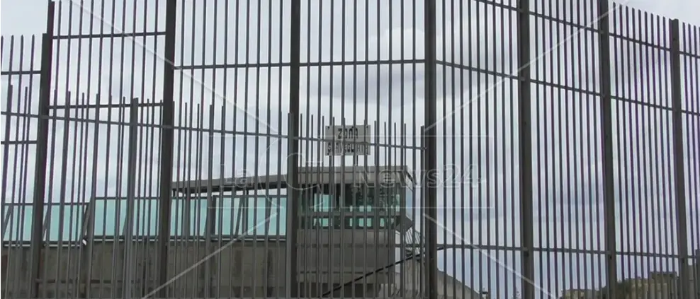 Disordini nel carcere di Catanzaro, Osapp lancia l’allarme: «Possibile regia della criminalità organizzata»\n