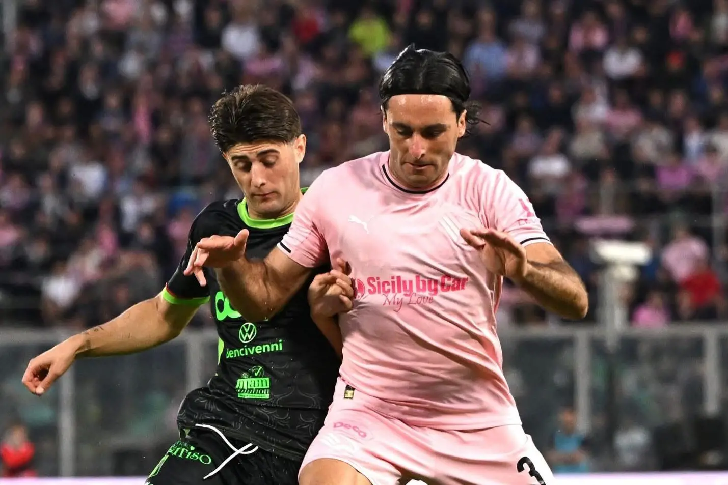<p>Il Catanzaro a Palermo per conquistare la finale, Pohjanpalo per l’1 a 0 dopo pochi minuti: inizia la ripresa. Gli aggiornamenti – <span style=\"color:hsl(0, 75%, 60%);\">LIVE</span></p>