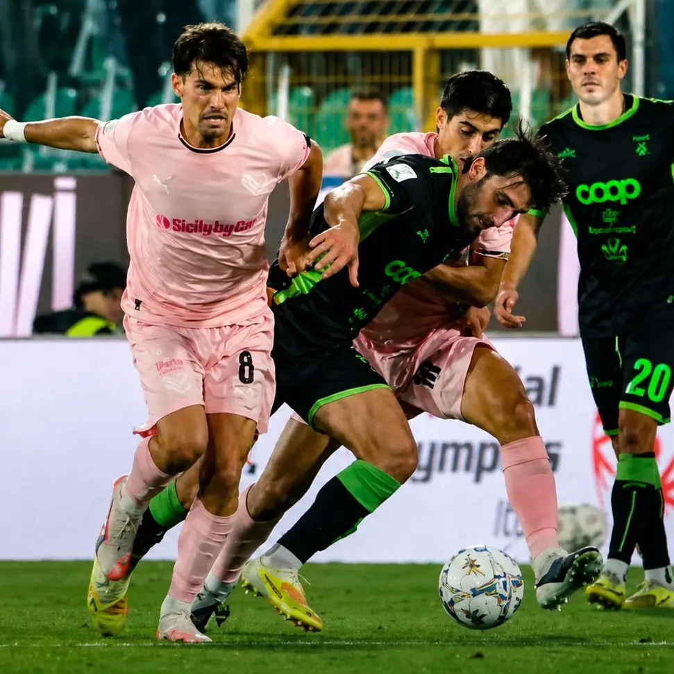 <p>Il Catanzaro vola in finale playoff, rocambolesco match al Barbera: le Aquile perdono 2 a 0 ma passano lo stesso il turno</p>