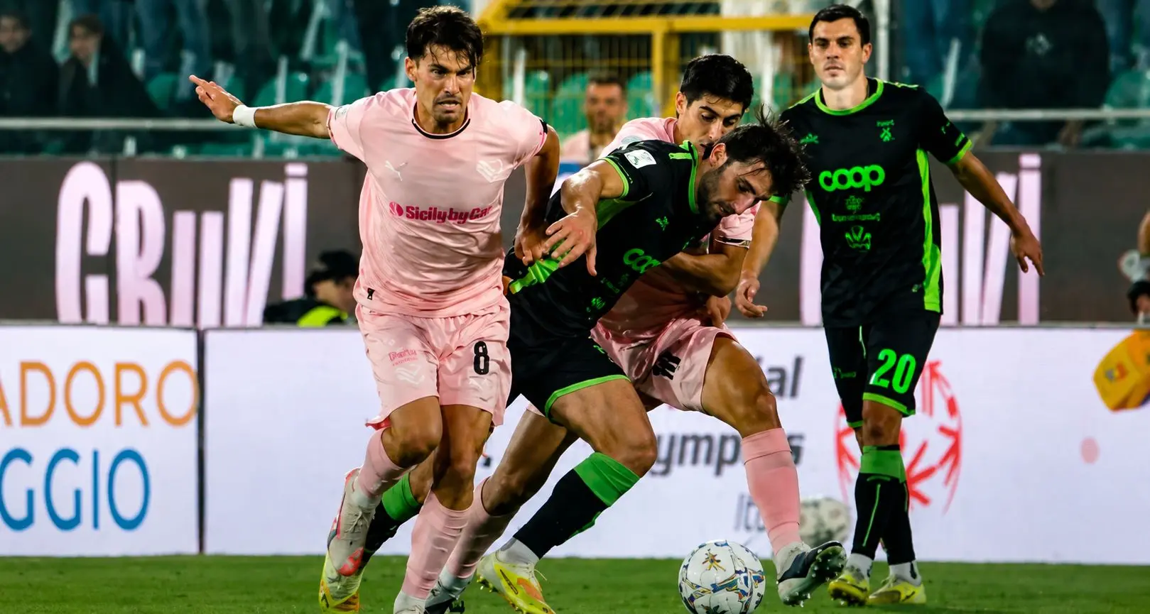Il Catanzaro vola in finale playoff, rocambolesco match al Barbera: le Aquile perdono 2 a 0 ma passano lo stesso il turno\n