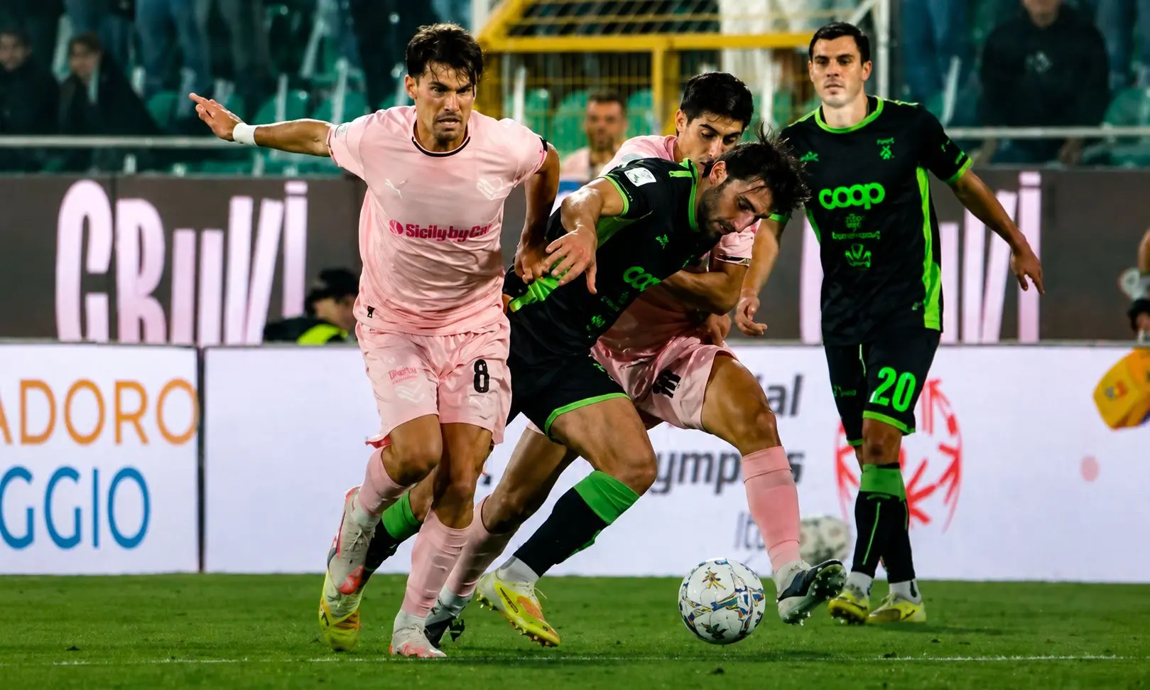 Il Catanzaro vola in finale playoff, rocambolesco match al Barbera: le Aquile perdono 2 a 0 ma passano lo stesso il turno\n
