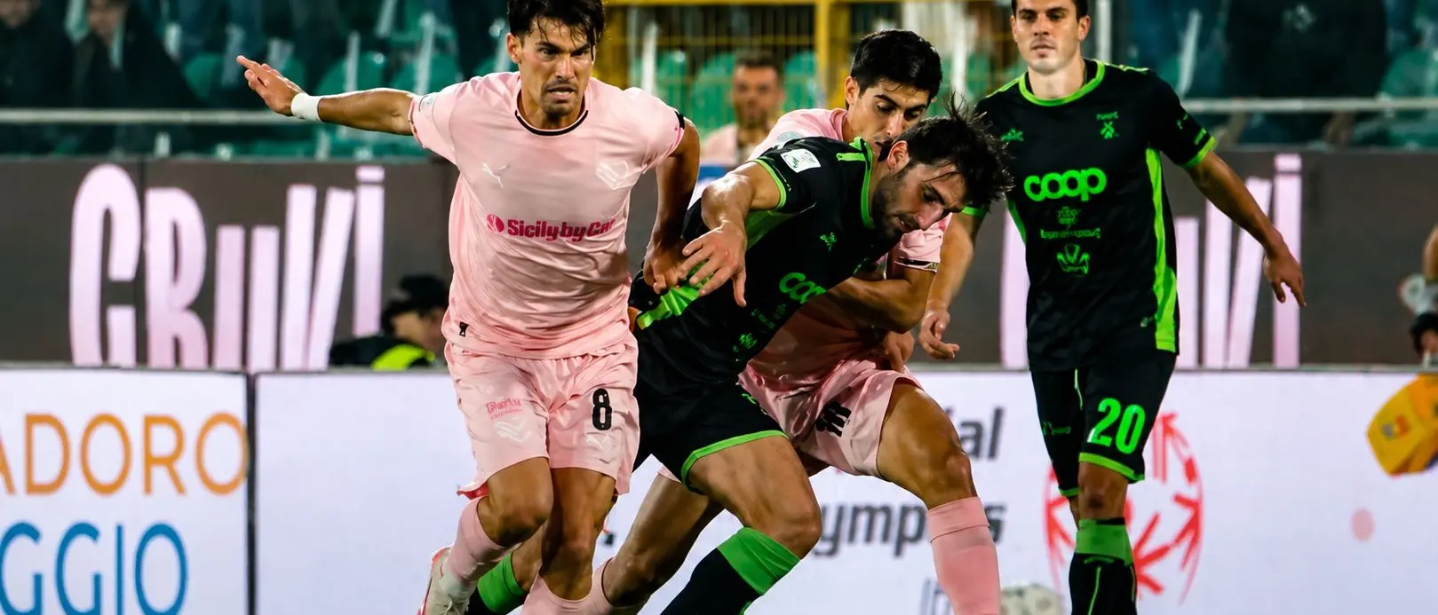 Il Catanzaro vola in finale playoff, rocambolesco match al Barbera: le Aquile perdono 2 a 0 ma passano lo stesso il turno\n