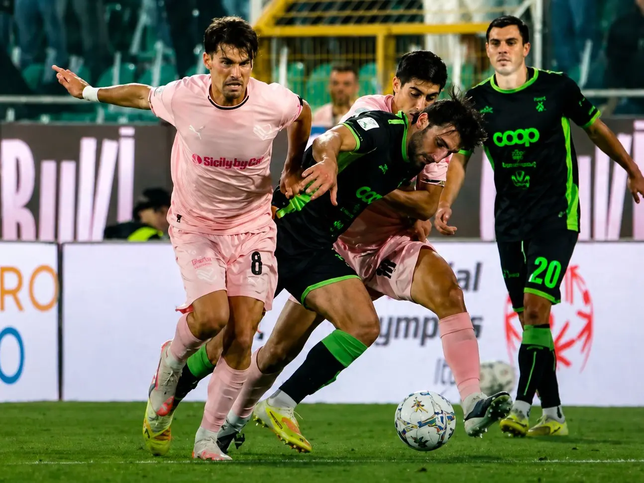 Il Catanzaro vola in finale playoff, rocambolesco match al Barbera: le Aquile perdono 2 a 0 ma passano lo stesso il turno