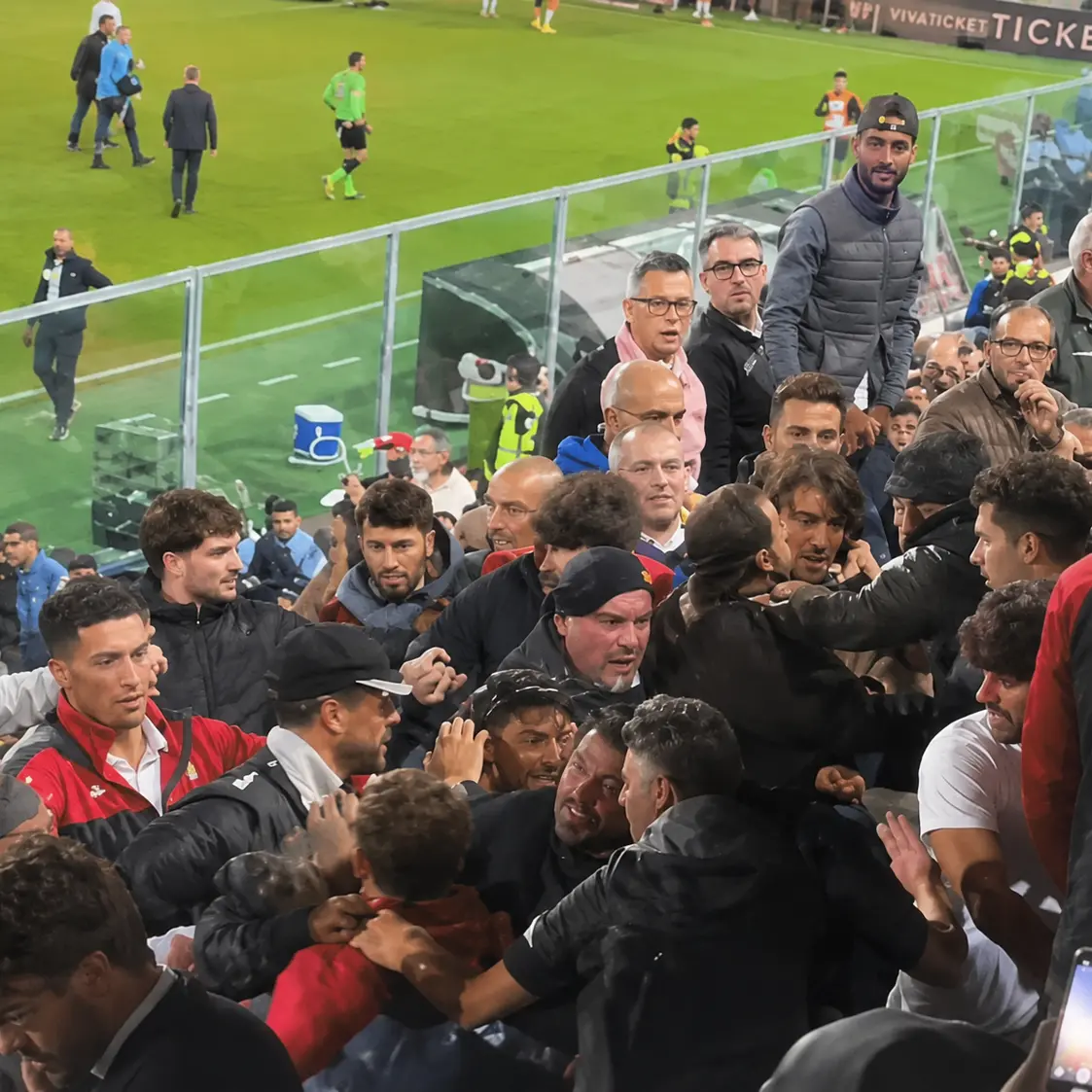 <p>Palermo-Catanzazo, rissa in tribuna<span style=\"color:hsl(0,75%,60%);\"> </span>e caos al triplice fischio: coinvolti i familiari del ds Polito</p>