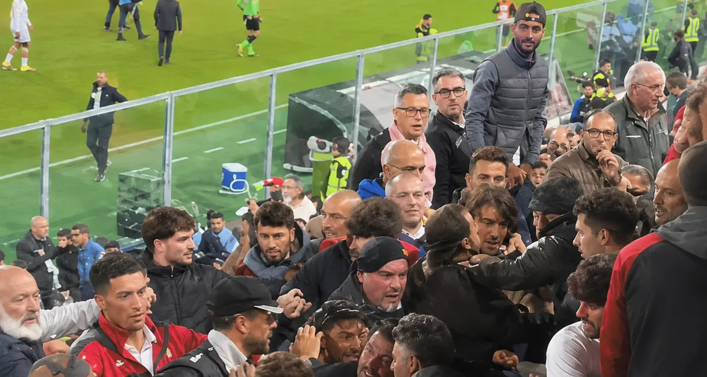Palermo-Catanzazo, rissa in tribuna e caos al triplice fischio: coinvolti i familiari del ds Polito\n