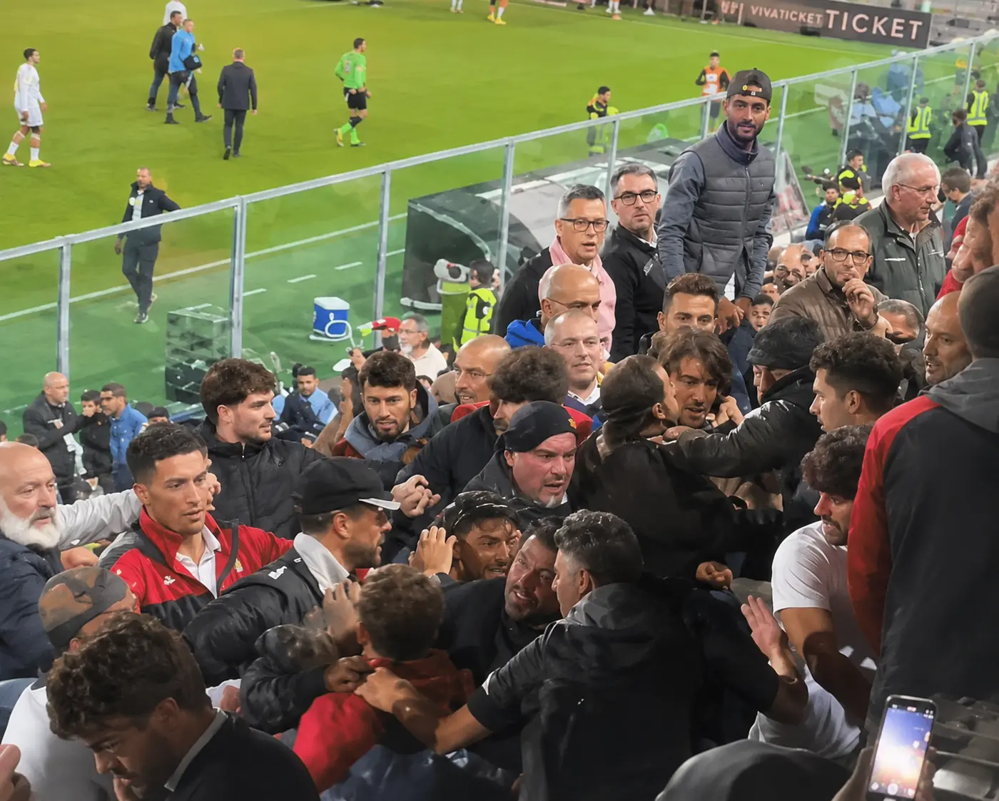 Palermo-Catanzazo, rissa in tribuna e caos al triplice fischio: coinvolti i familiari del ds Polito\n