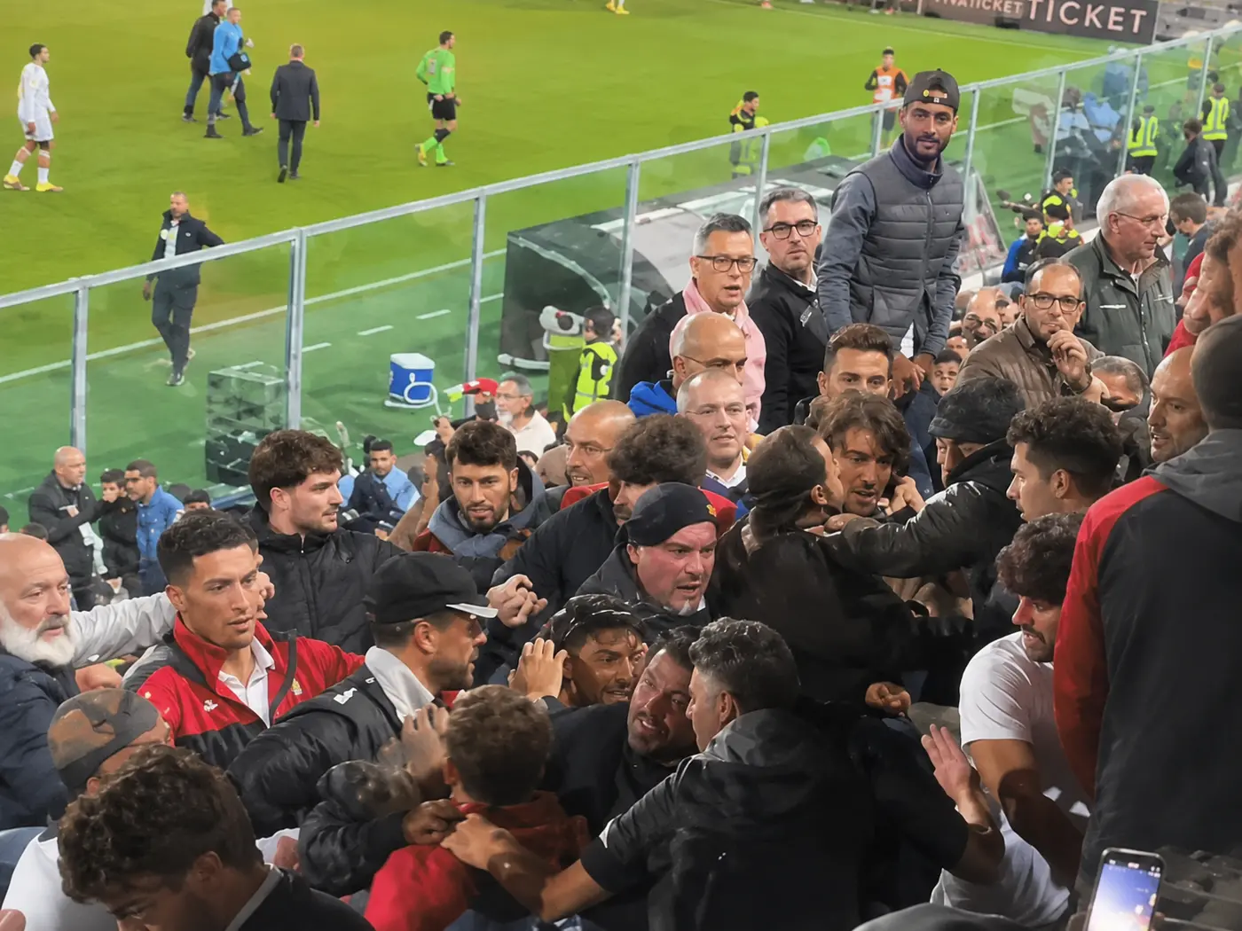 Palermo-Catanzaro, rissa in tribuna e caos al triplice fischio: coinvolti i familiari del ds Polito – VIDEO