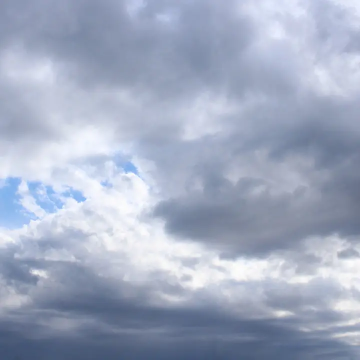 <p>Meteo, per oggi ancora nuvole e qualche temporale sulle Serre ma le temperature sono in aumento</p>