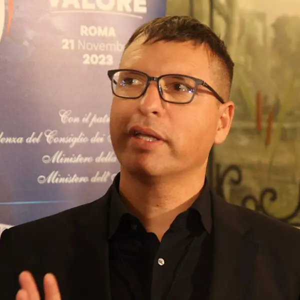 Il sacerdote anticamorra don Luigi Merola incontra gli studenti a\u00A0San Nicola da Crissa\n