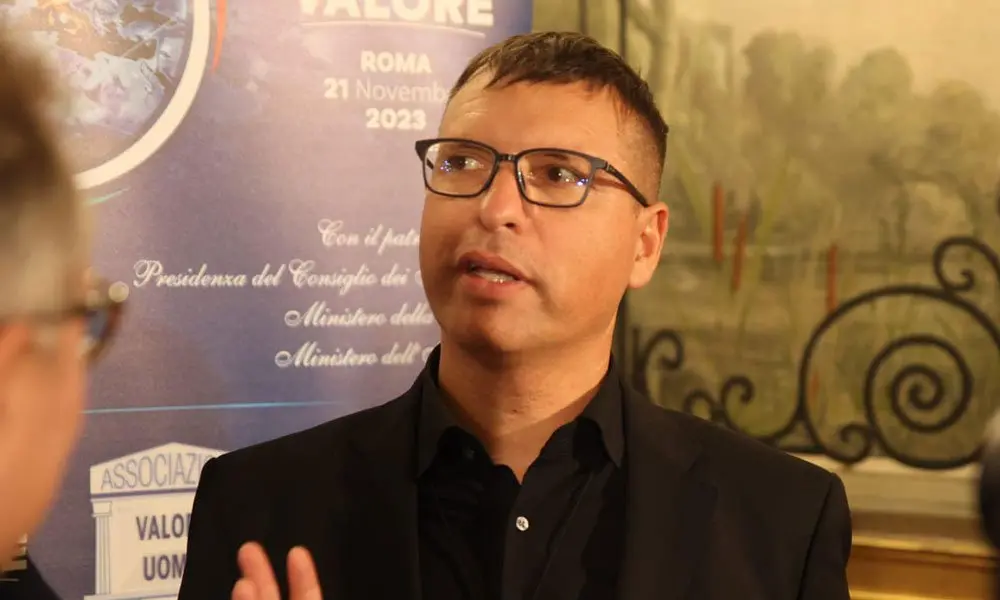 Il sacerdote anticamorra don Luigi Merola incontra gli studenti a\u00A0San Nicola da Crissa\n
