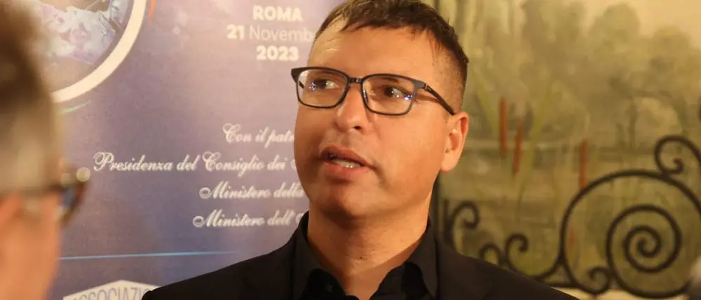 Il sacerdote anticamorra don Luigi Merola incontra gli studenti a\u00A0San Nicola da Crissa\n