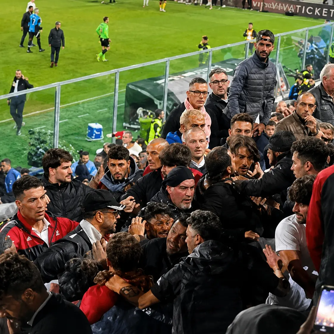Rissa durante Palermo-Catanzaro , Noto accusa: «Scene indecorose», ma la dinamica è da chiarire\n