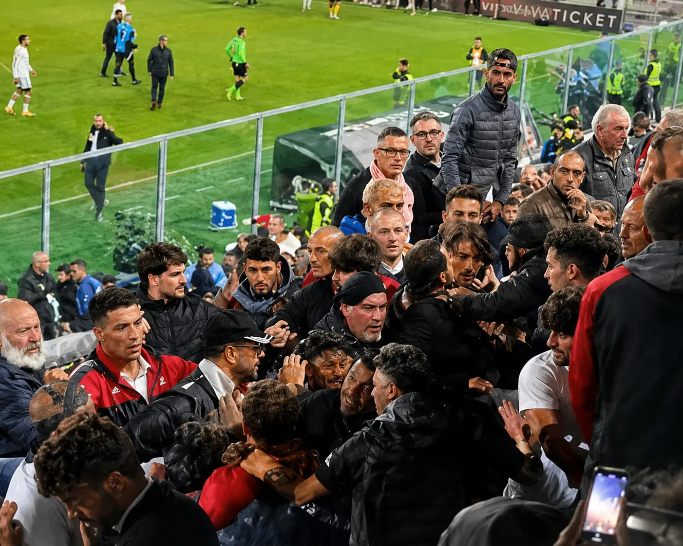 Rissa durante Palermo-Catanzaro , Noto accusa: «Scene indecorose», ma la dinamica è da chiarire\n