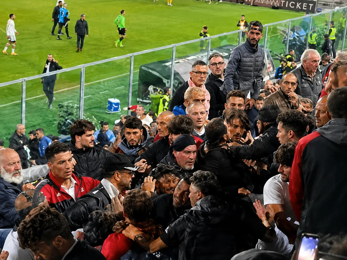 Rissa durante Palermo-Catanzaro , Noto accusa: «Scene indecorose», ma la dinamica è da chiarire