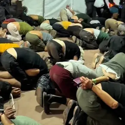Flotilla, arrivati in Italia Carotenuto e Mantovano: «Ammanettati, incatenati e picchiati. Alcuni avevano fratture»\n