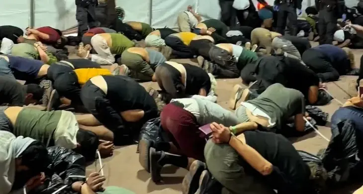 Flotilla, arrivati in Italia Carotenuto e Mantovano: «Ammanettati, incatenati e picchiati. Alcuni avevano fratture»\n