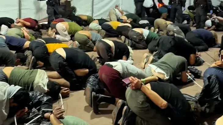 Flotilla, arrivati in Italia Carotenuto e Mantovano: «Ammanettati, incatenati e picchiati. Alcuni avevano fratture»\n