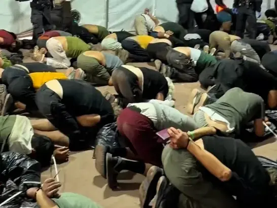 Flotilla, arrivati in Italia Carotenuto e Mantovano: «Ammanettati, incatenati e picchiati. Alcuni avevano fratture»