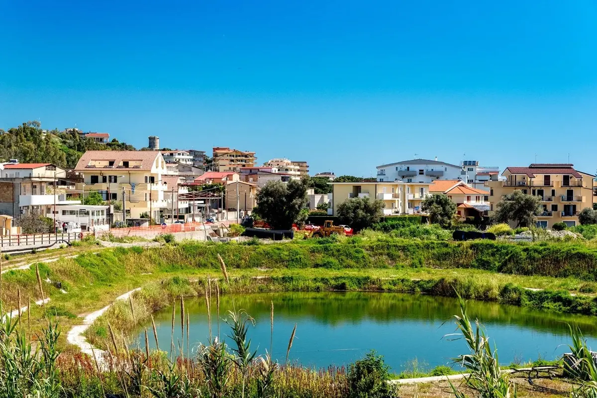 <p>Caulonia, incubo ambientale: «Quella vasca è una bomba ecologica»</p>
