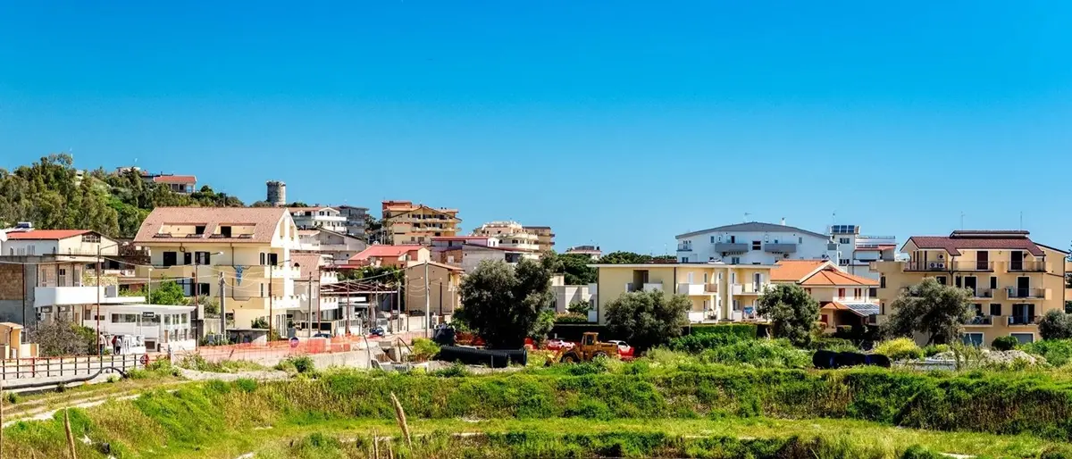 Caulonia, l’incubo di via Pitagora: «Quella vasca è una bomba ecologica». Parte la diffida dei cittadini\n