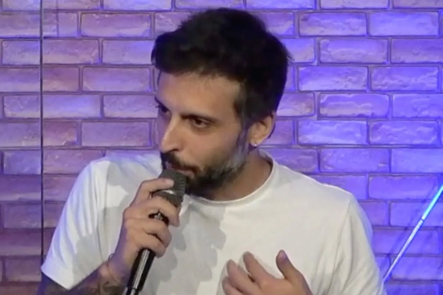 La stand up comedy di Andrea Di Castro torna a Lamezia con Cromosoma X\n