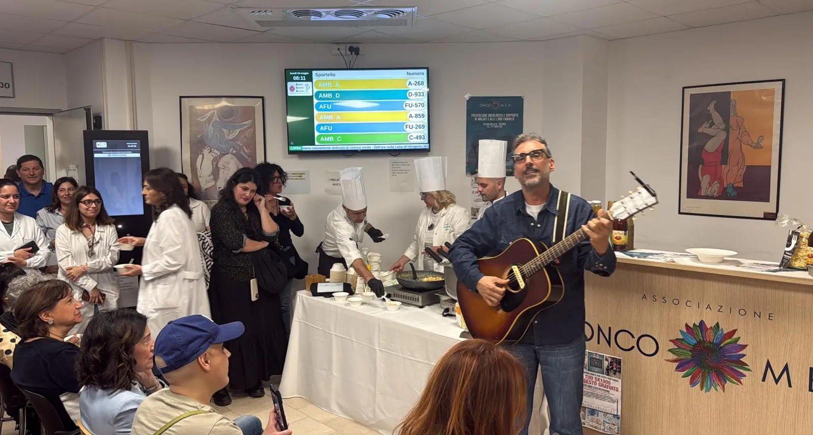 Cosenza, Brunori canta per il reparto di Oncologia del Mariano Santo | VIDEO