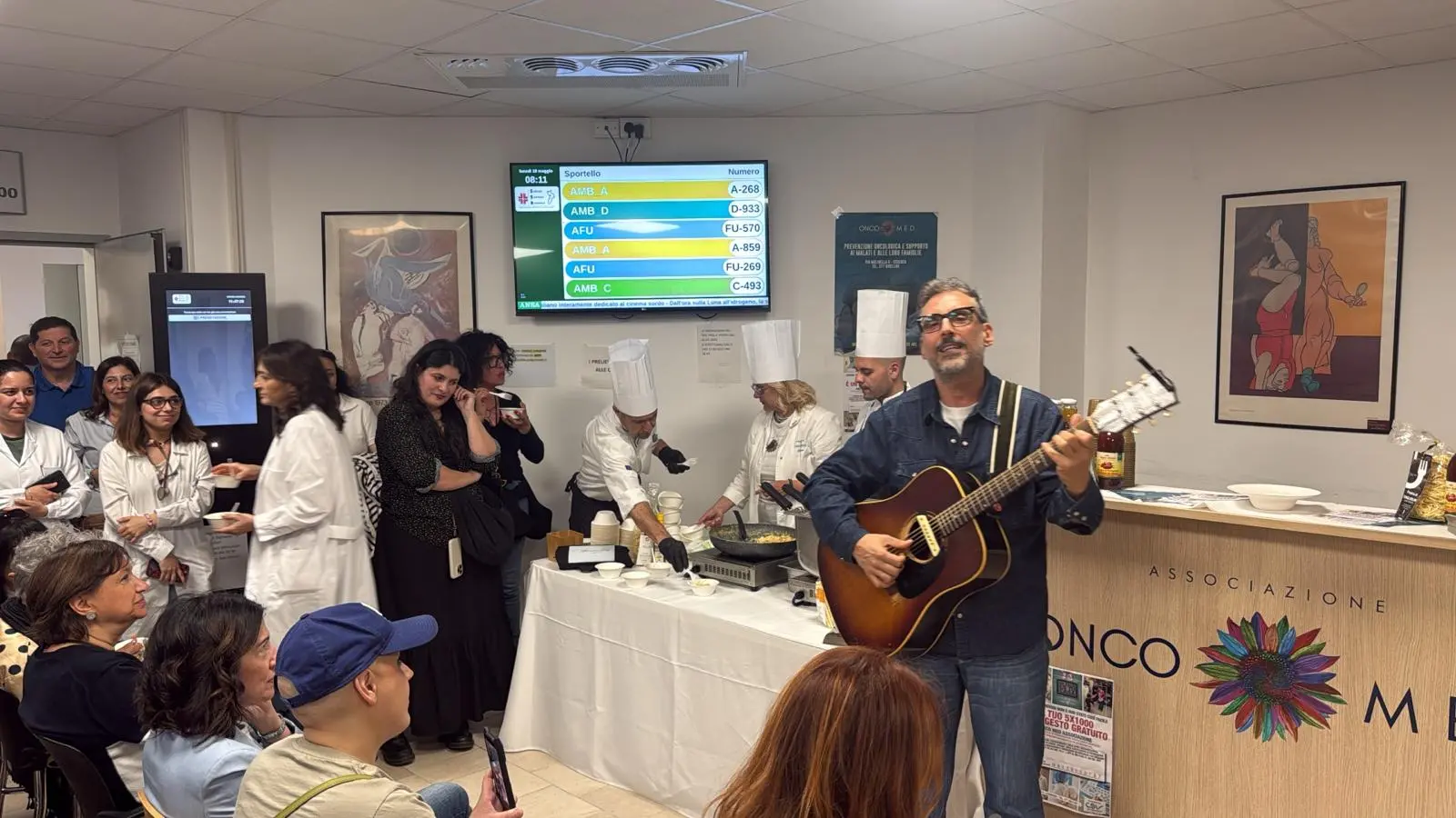 Cosenza, Brunori canta per il reparto di Oncologia del Mariano Santo | VIDEO