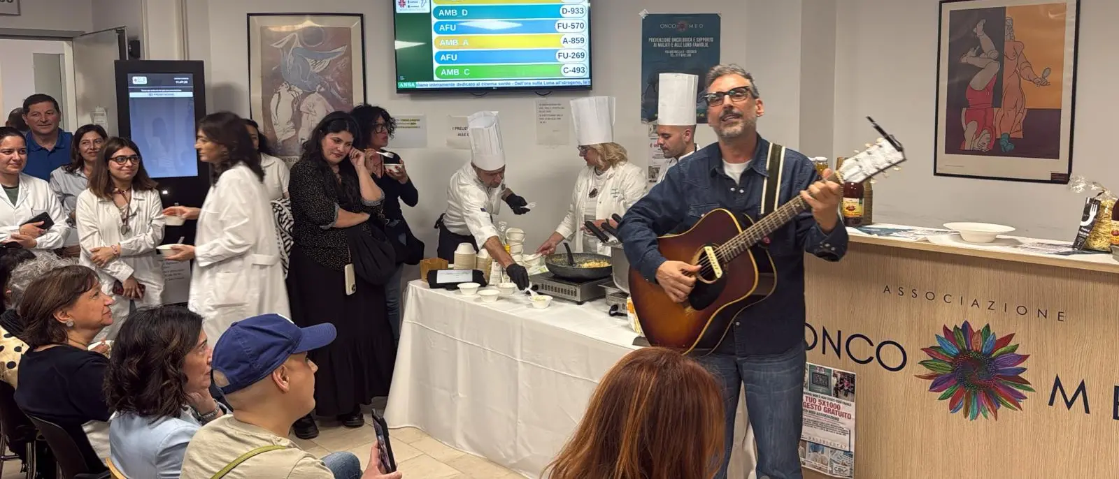 Cosenza, Brunori canta per il reparto di Oncologia del Mariano Santo | VIDEO