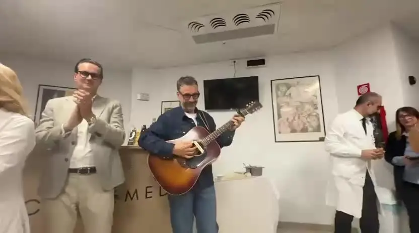 Dario Brunori canta al Mariano Santo