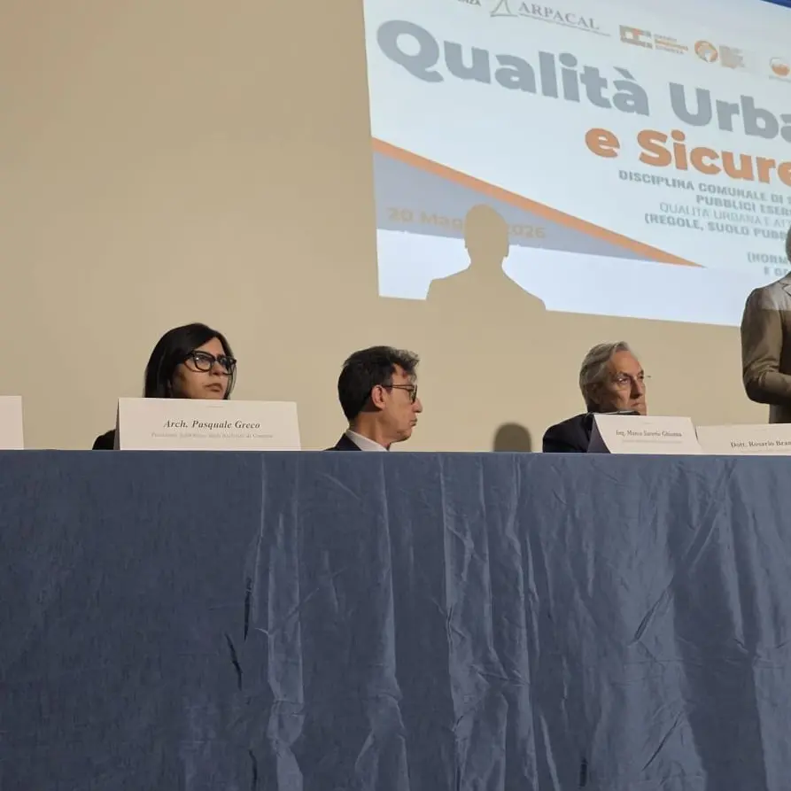 Cosenza, presentati i nuovi regolamenti comunali. Caruso: «Regole condivise e dialogo per una città più moderna»\n