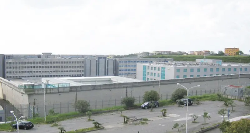 Droga e cellulari nel carcere di Catanzaro, in appello l’accusa invoca 12 condanne per detenuti, familiari e agenti - NOMI\n
