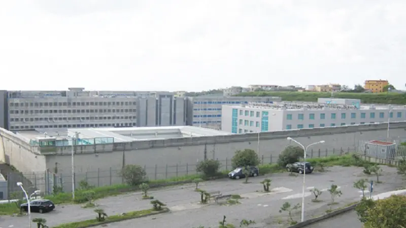 Droga e cellulari nel carcere di Catanzaro, in appello l’accusa invoca 12 condanne per detenuti, familiari e agenti - NOMI\n