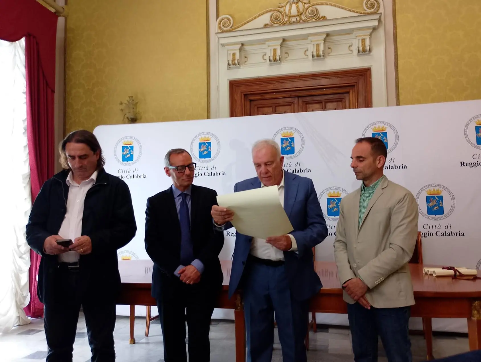 Reggio, Enzo Gullo festeggia 50 anni di sport: premiato dal sindaco Battaglia\n