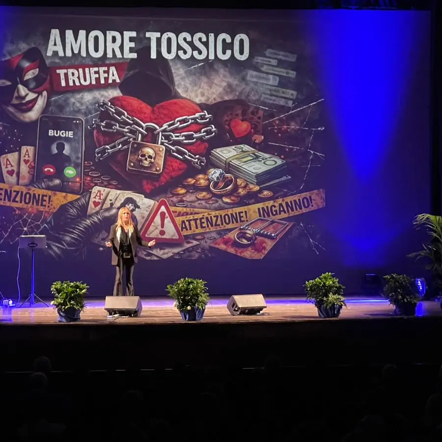 Roberta Bruzzone riempie il Teatro Cilea: «I manipolatori non creano ferite, le fiutano»\n