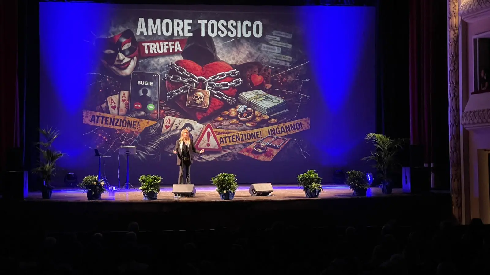 Roberta Bruzzone riempie il Teatro Cilea: «I manipolatori non creano ferite, le fiutano»\n