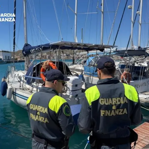 <p>Controlli in mare in Calabria, scoperti cinque yacht con bandiera estera non dichiarati al Fisco per 160mila euro</p>