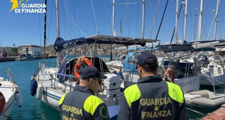 Controlli in mare in Calabria, scoperti cinque yacht con bandiera estera non dichiarati al Fisco per 160 mila euro\n